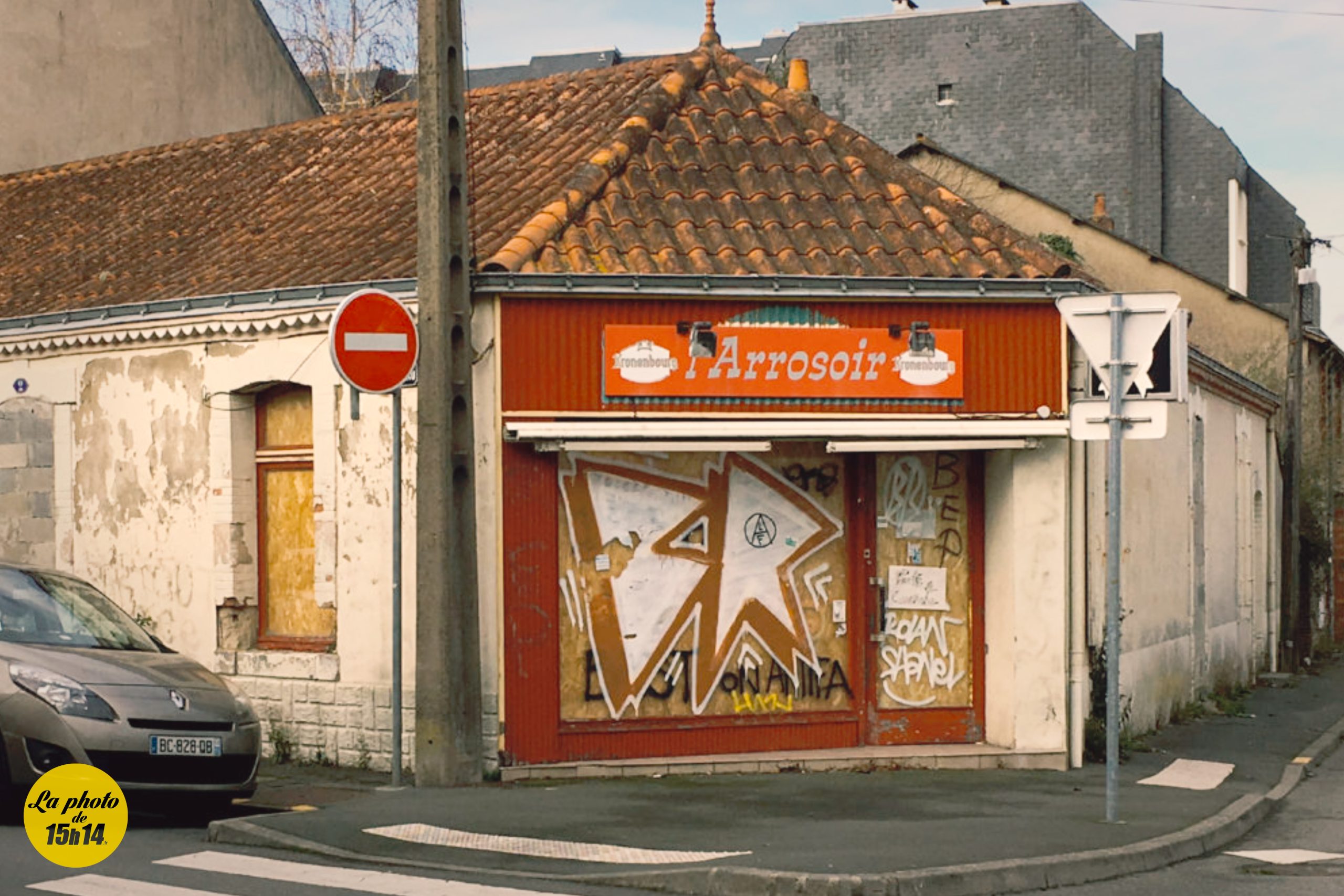 L’arrosoir figé dans le temps
