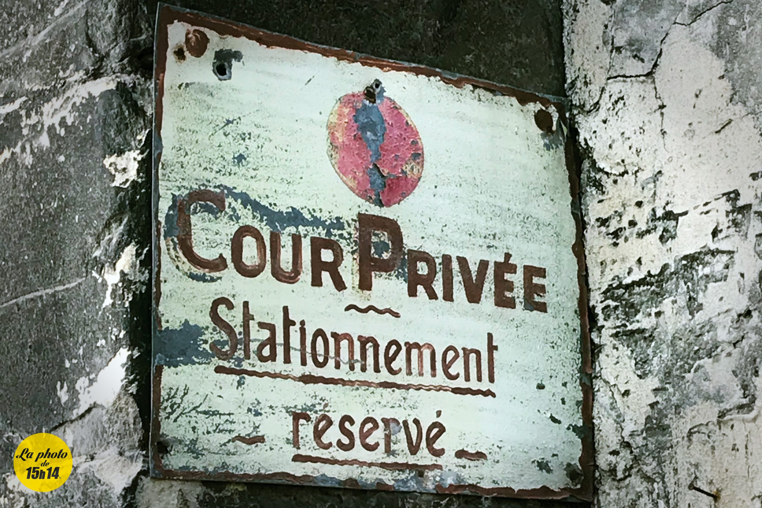 Cour Privée à Paris : la plaque rouillée qui garde le secret des lieux cachés