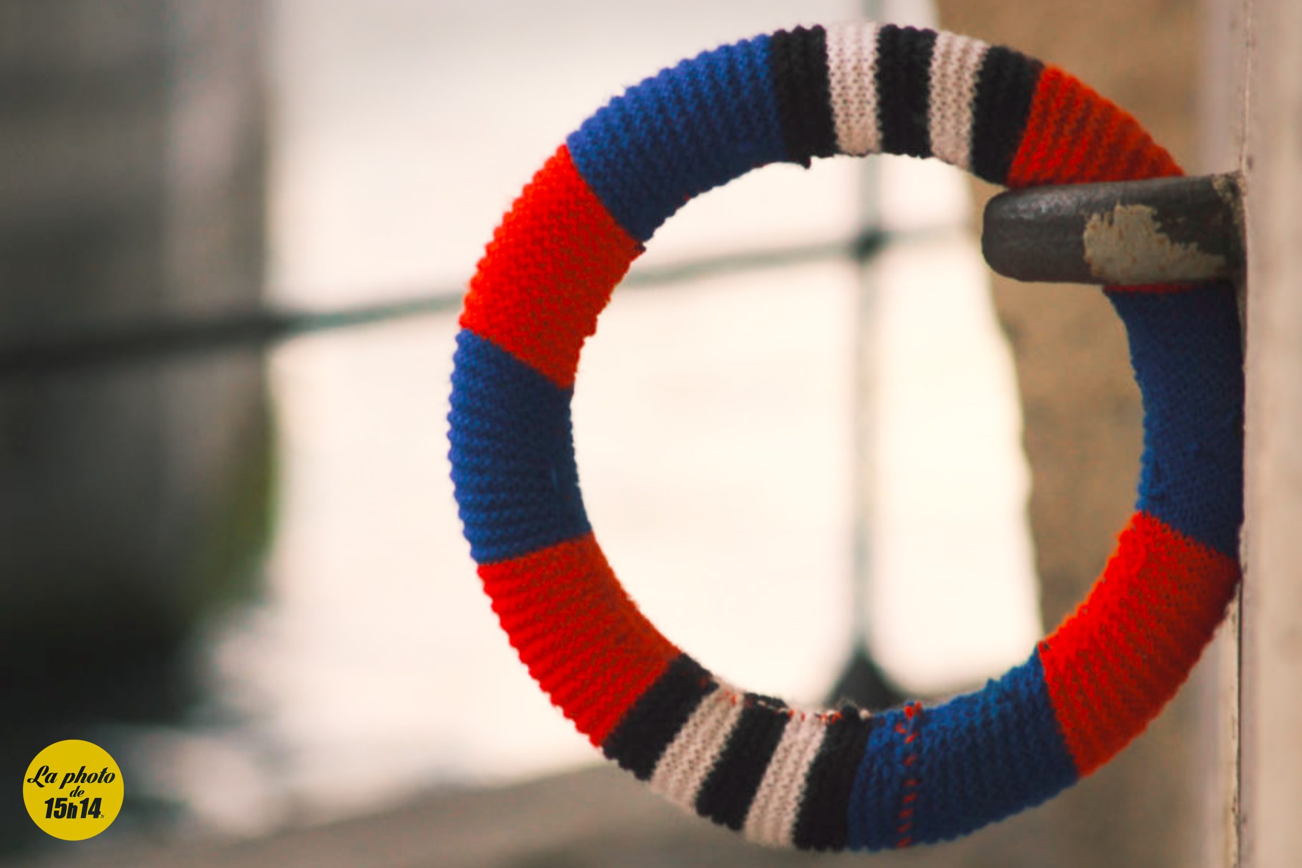 🧶 Art de rue au bord de Seine : l’anneau tricoté du Pont Marie