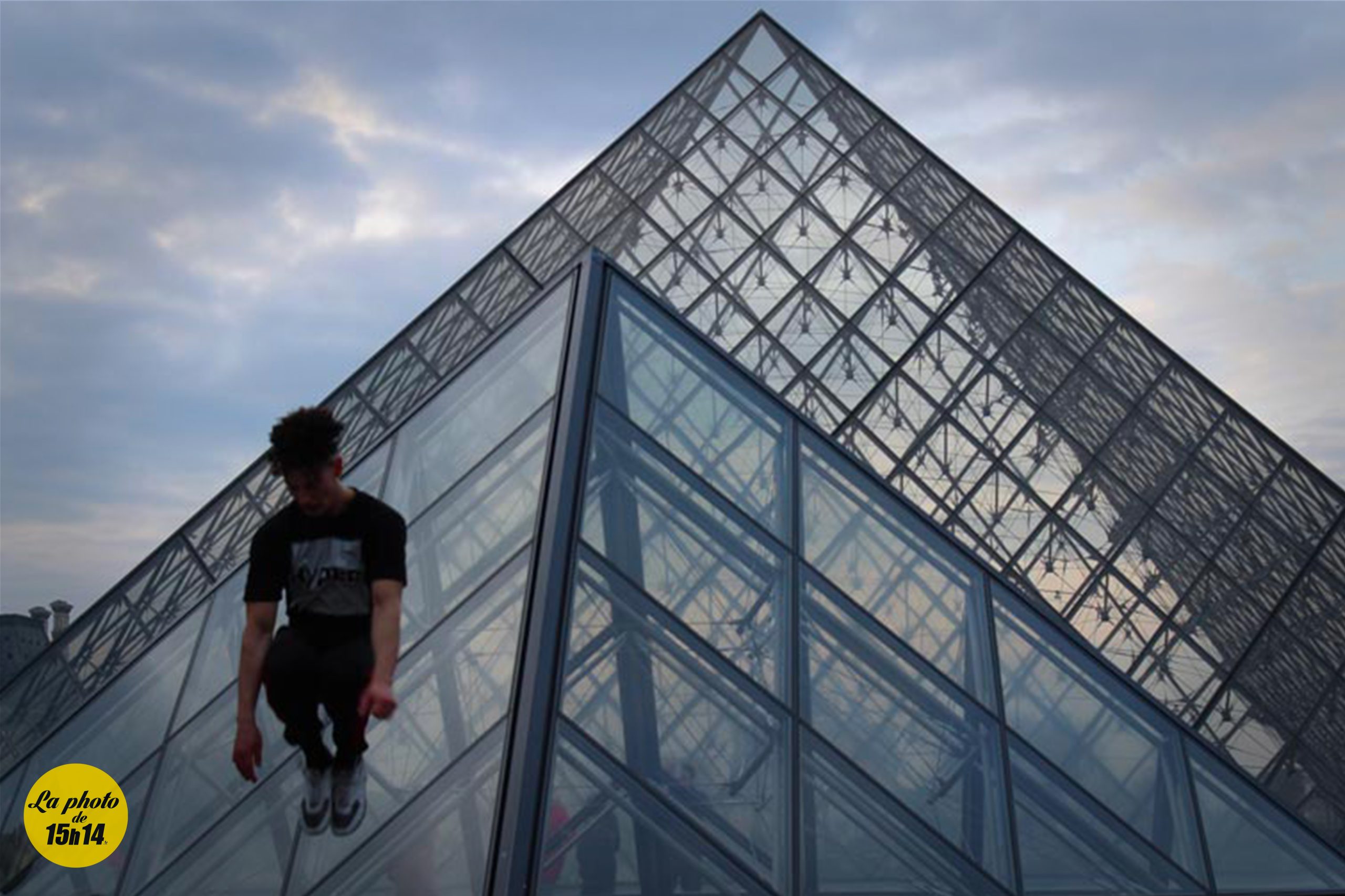Instant suspendu devant la Pyramide du Louvre