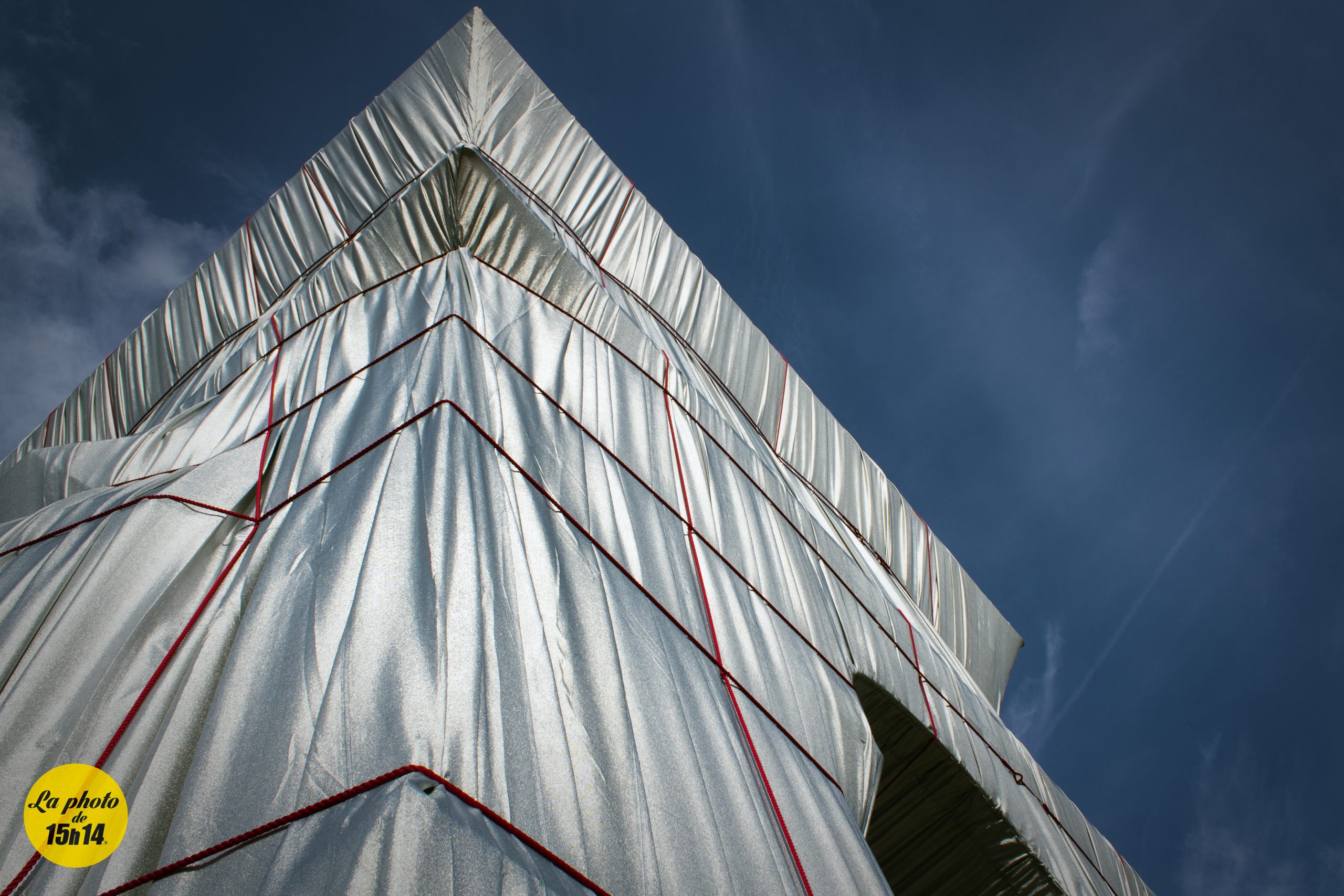 Christo et Jeanne-Claude emballent l’Arc de Triomphe, Paris
