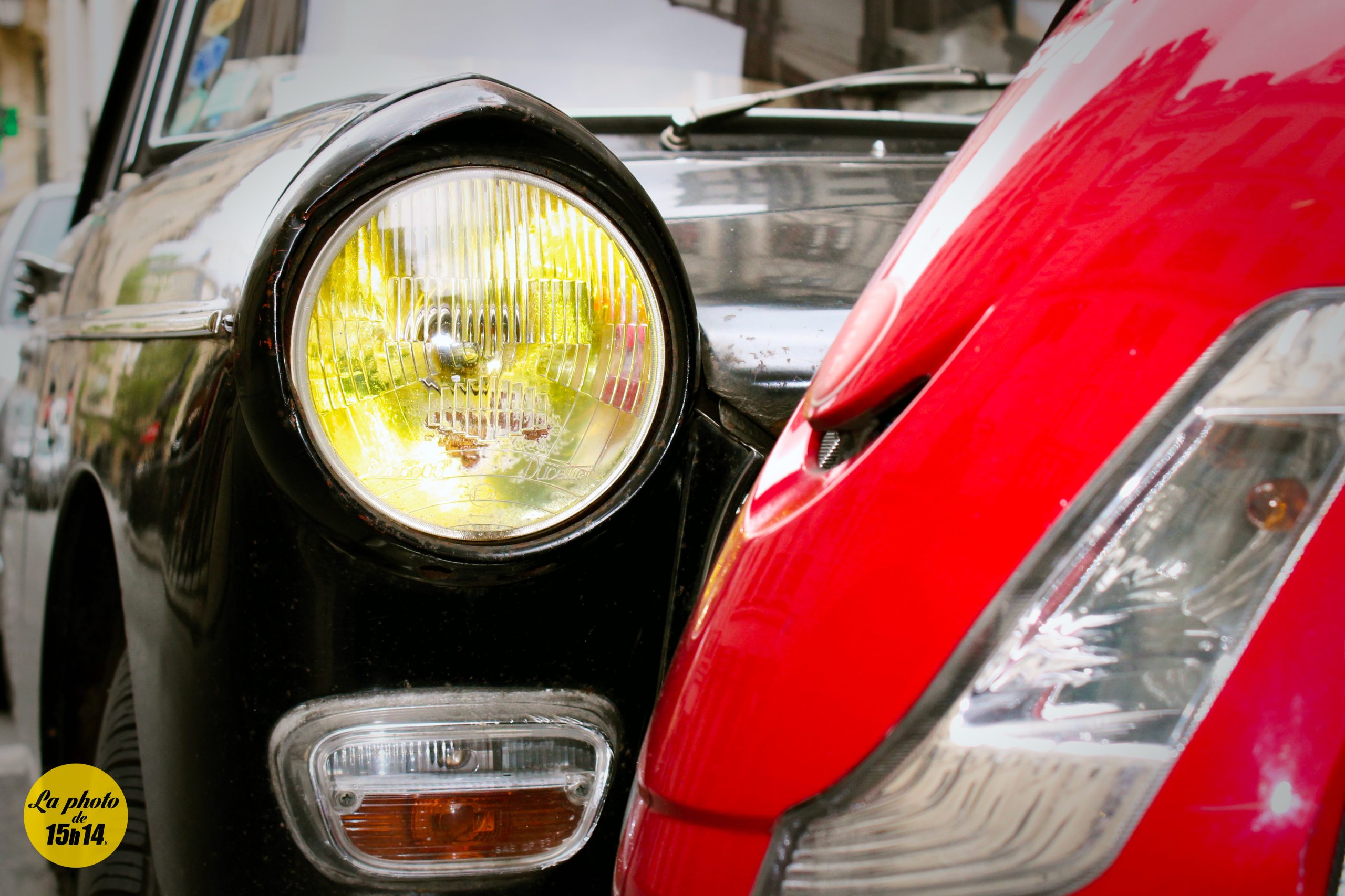 🚗✨ Un phare jaune. Une Peugeot d’un autre temps.