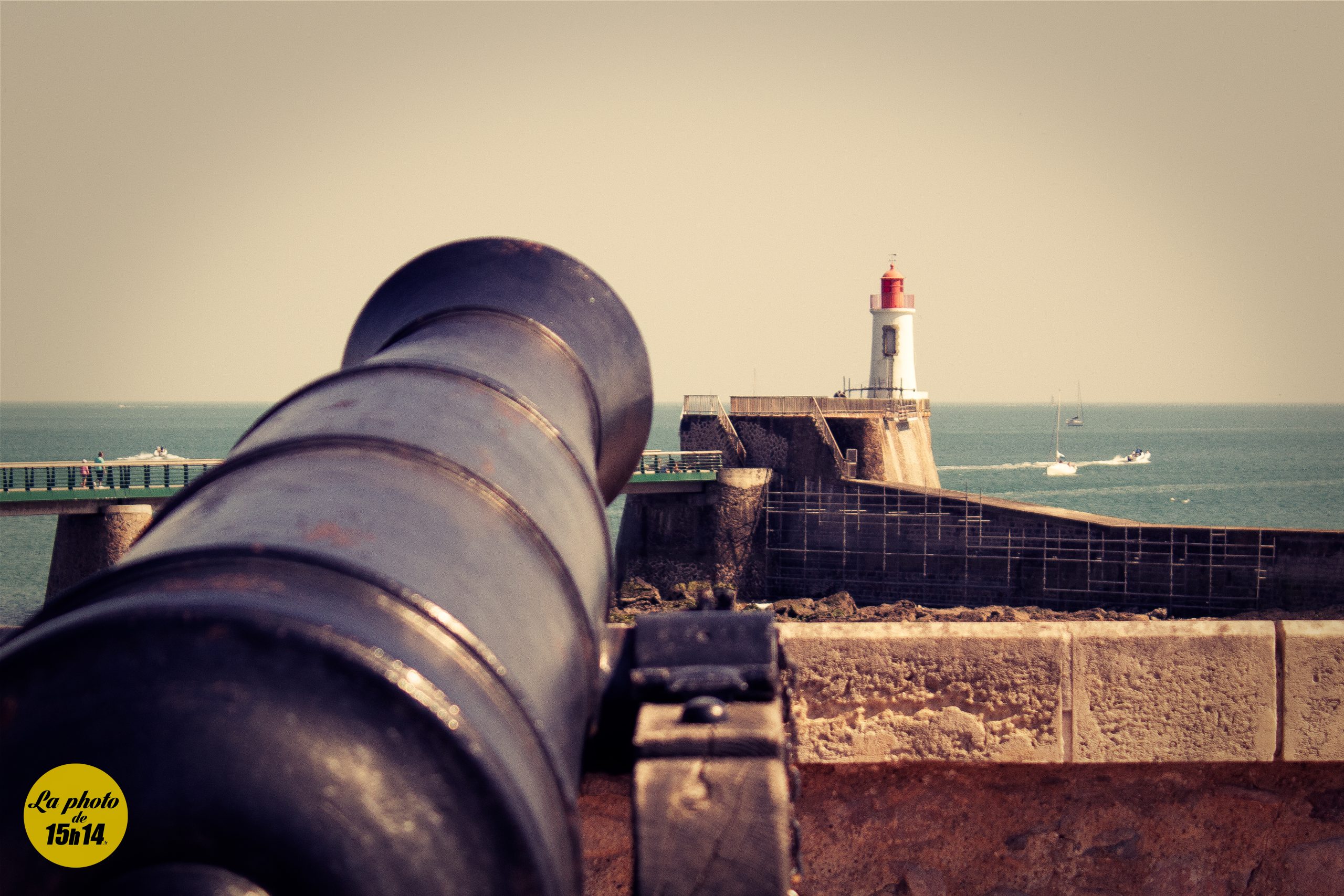 Canon pointé sur l&rsquo;horizon