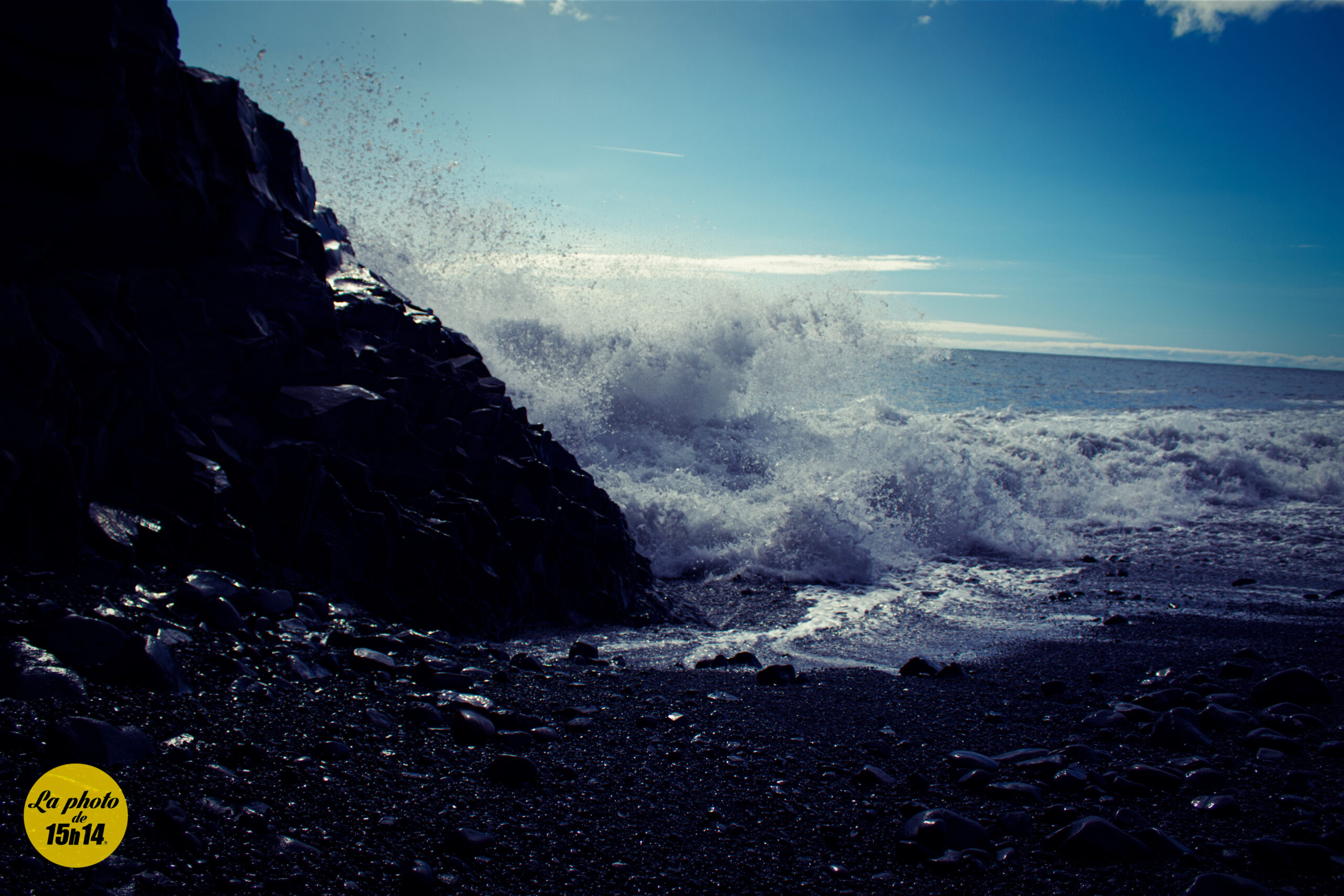 Reynisfjara : la spectaculaire plage noire d’Islande frappée par les vagues