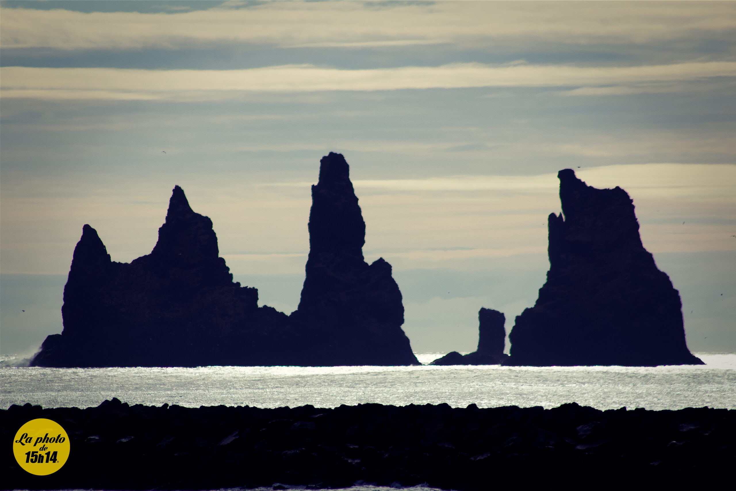 Reynisfjara : les mystérieux rochers noirs d’Islande face à l’Atlantique