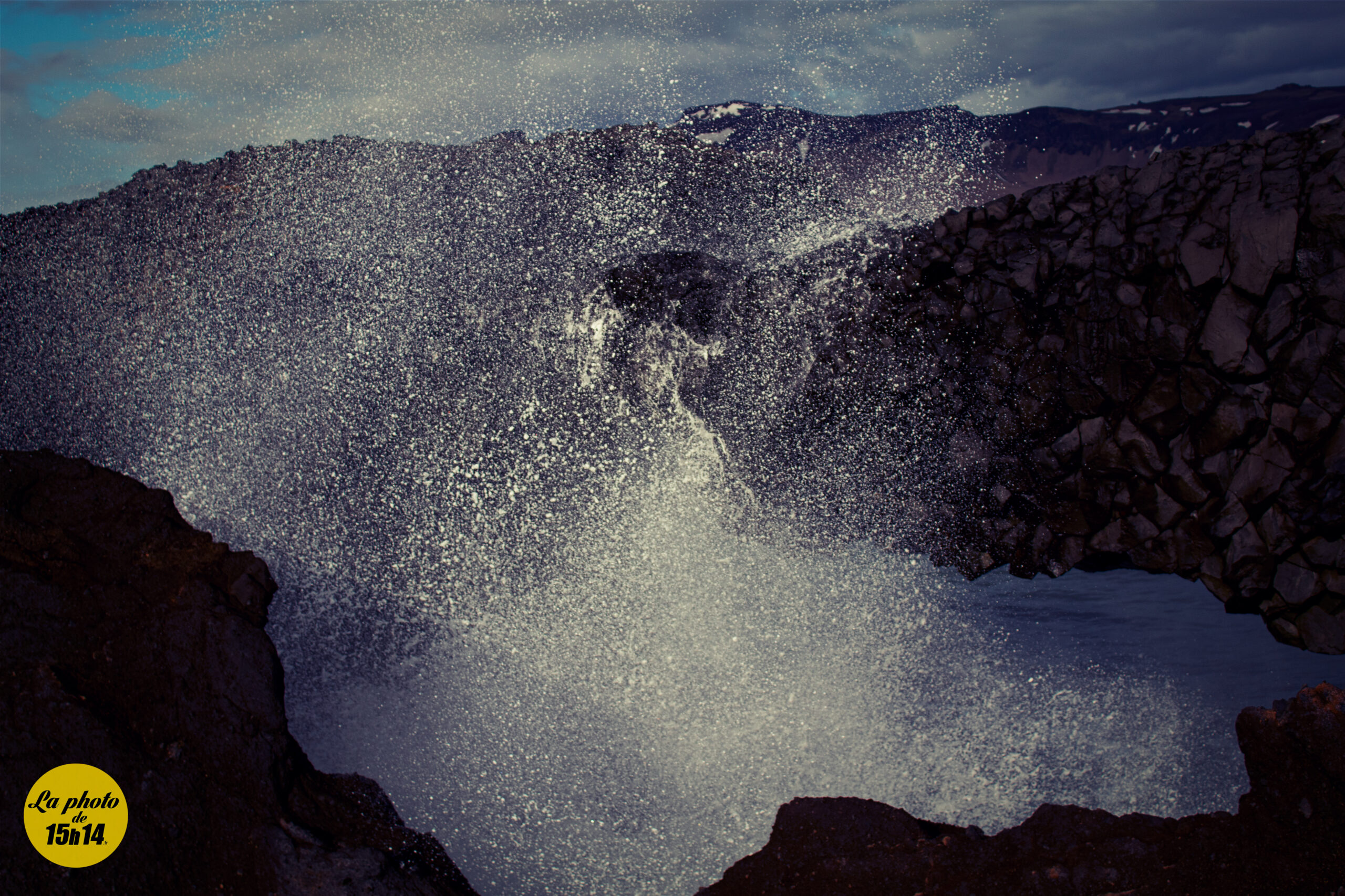 Reynisfjara : la vague qui explose sur les rochers d’Islande