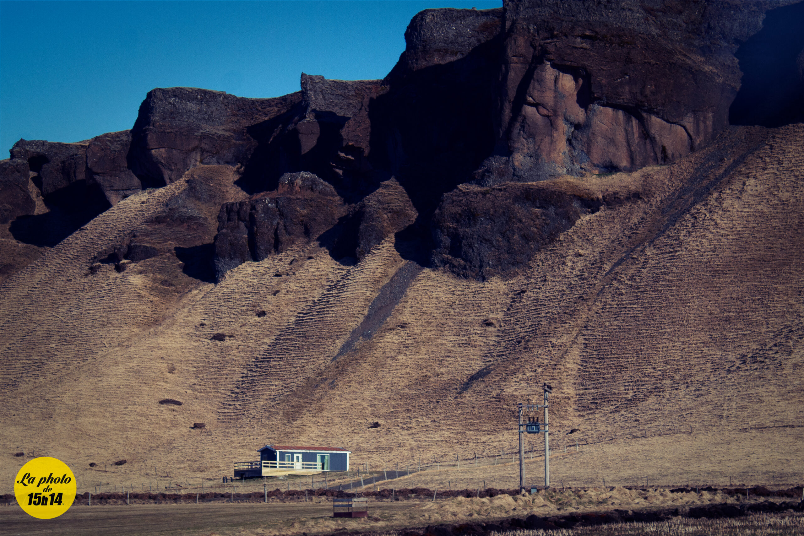 Bungalow en Islande : vivre sous la falaise de basalte